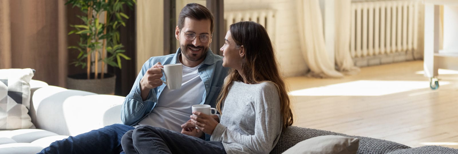 Couple assis dans le salon.