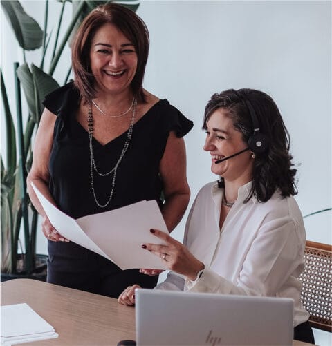 Membre de l'equipe examinant un dossier.